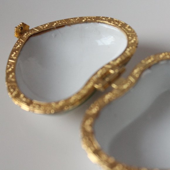 Heart-Shaped Gold & Green Design Porcelain Jewelry Box with  Romantic Scene - Picture 16 of 16